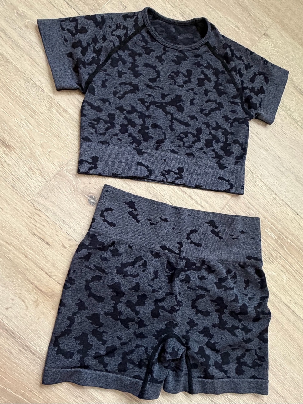 Seamless Camo Leopard 2-Piece Workout Set Gray Black Size S